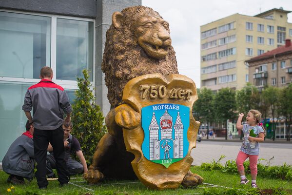 Возле гостиницы Могилев установили большую скульптуру льва, поздравляющего горожан с праздником. - Sputnik Беларусь