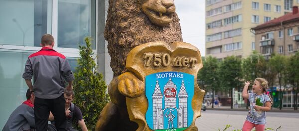 Каля гасцініцы Магілёў усталявалі вялікую скульптуру льва, які віншаваў гараджан са святам. - Sputnik Беларусь