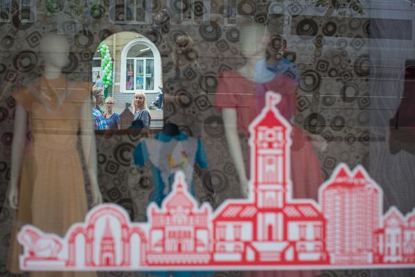 Городские магазины украсили витрины тематическими принтами и плакатами, а продаже появилась сувенирная продукция на праздничную тематику. - Sputnik Беларусь
