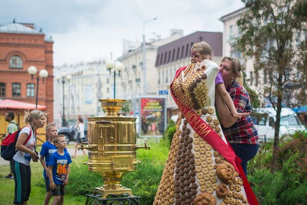Сквер имени Герцена стал площадкой для Дней хлеба и мороженого, а также местом притяжения для всех сластен города. - Sputnik Беларусь
