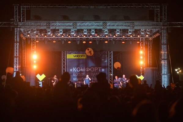 Вечером компания Velcom организовала большую концертную программу, хедлайнером которой стала группа J:МОРС. - Sputnik Беларусь