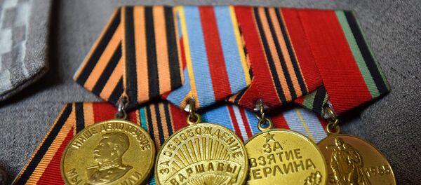 Ветэран вайны ўзнагароджана за баявыя заслугі ордэнам Чырвонай Зоркі і Айчыннай вайны, медалямі За вызваленне Варшавы, За ўзяцце Берліна, За перамогу над фашысцкай Германіяй Ветэран вайны ўзнагароджана за баявыя заслугі ордэнам Чырвонай Зоркі і Айчыннай вайны, медалямі За вызваленне Варшавы, За ўзяцце Берліна, За перамогу над фашысцкай Германіяй - Sputnik Беларусь