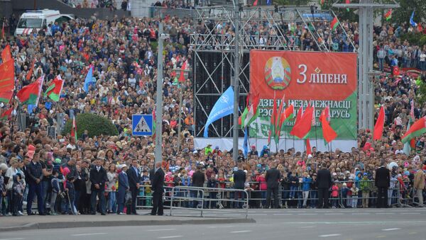 Многочисленные зрители военного парада в Минске - Sputnik Беларусь