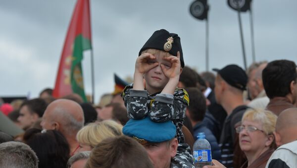 Юный зритель военного парада ко Дню Независимости в Минске - Sputnik Беларусь