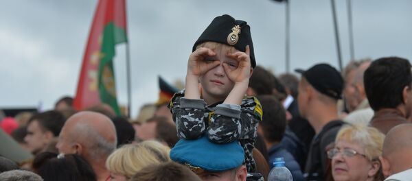 Юный зритель военного парада ко Дню Независимости в Минске - Sputnik Беларусь