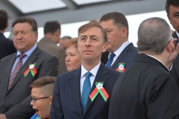 Посол Италии в Беларуси Стефано Бьянки (в центре) смотрит военный парад 3 июля. - Sputnik Беларусь