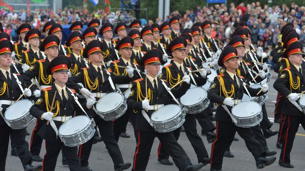 Парад традиционно открыли учащиеся Минского суворовского военного училища. - Sputnik Беларусь