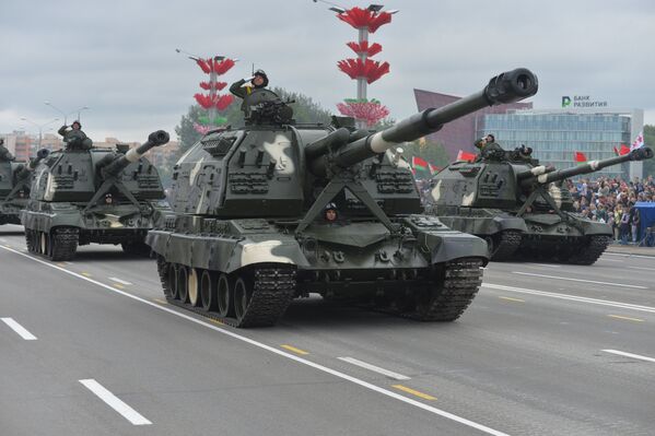 Самоходная гаубица 2С19 Мста-С предназначена для уничтожения артиллерийских и минометных батарей, танков и другой броневой техники. - Sputnik Беларусь