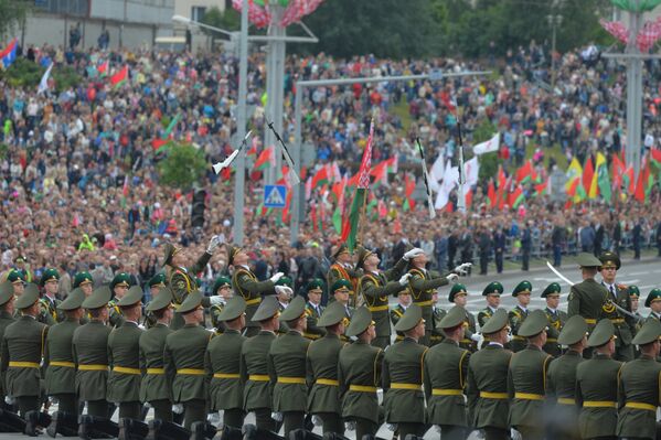 Рота почетного караула традиционно блестяще выступила на параде. - Sputnik Беларусь