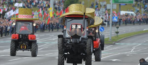 Зрители увидели давно полюбившийся белорусской публике тракторный балет. - Sputnik Беларусь