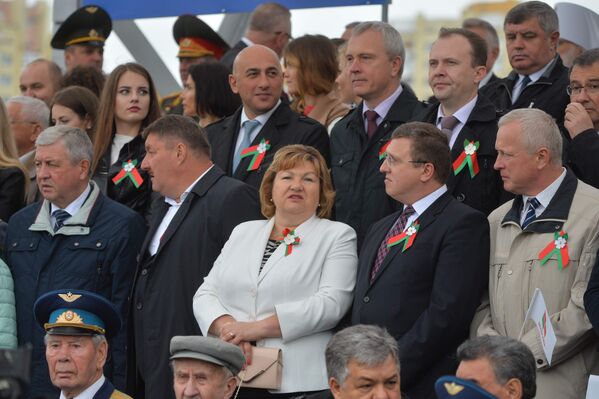 Министр информации Республики Беларусь Лилия Ананич (в центре) наблюдала за торжественным шествием. - Sputnik Беларусь