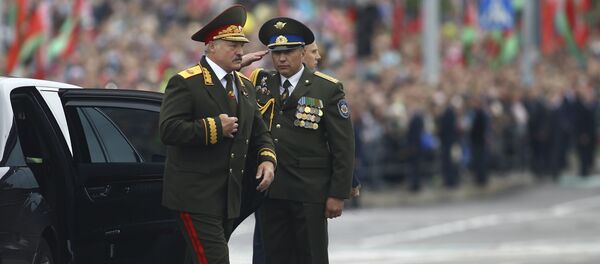 Президент Беларуси Александр Лукашенко в форме главнокомандующего - Sputnik Беларусь