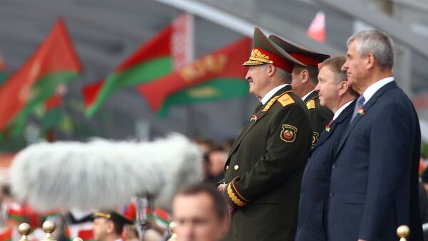 Президент Беларуси Александр Лукашенко наблюдает за парадом по случаю Дня Независимости Беларуси - Sputnik Беларусь