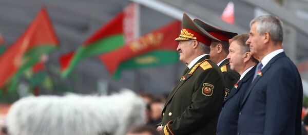 Президент Беларуси Александр Лукашенко наблюдает за парадом по случаю Дня Независимости Беларуси - Sputnik Беларусь