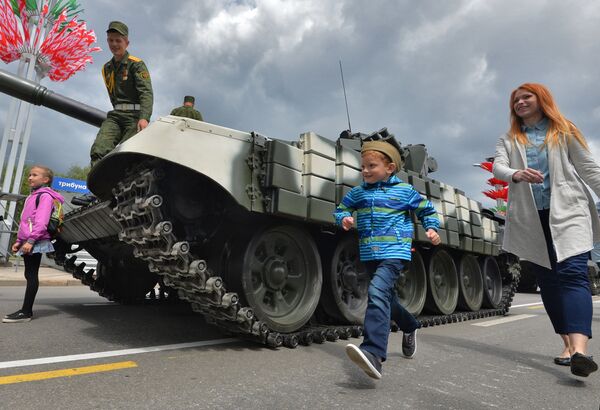 Юные военнослужащие очень спешили, ведь нужно было успеть прокатиться на каждой военной машине. - Sputnik Беларусь