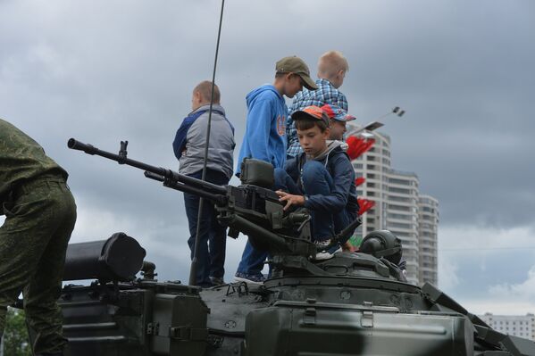 Прикоснуться к пулемету танка - мечта многих мальчишек. - Sputnik Беларусь