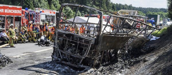 Сгоревший в результате ДТП автобус - Sputnik Беларусь