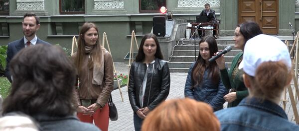 Спартсмены правялі акцыю ў падтрымку дзяцей з аўтызмам Спартсмены правялі акцыю ў падтрымку дзяцей з аўтызмам - Sputnik Беларусь