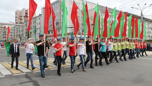 В праздничном мероприятии вместе со зрителями приняли участие более пятнадцати тысяч человек - Sputnik Беларусь
