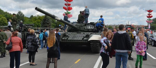 Видеофакт: танки в городе – детям радость - Sputnik Беларусь