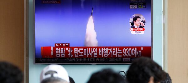 Жители КНДР наблюдают за пуском ракеты Жители КНДР наблюдают за пуском ракеты - Sputnik Беларусь