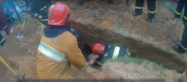 МЧС показало, как спасатели извлекали человека из-под грунта - Sputnik Беларусь