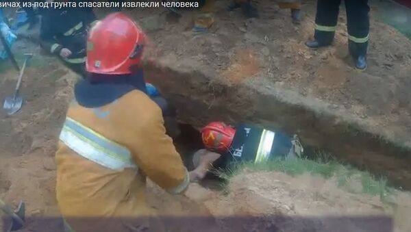 МЧС показало, как спасатели извлекали человека из-под грунта - Sputnik Беларусь