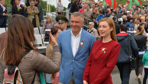 Комментаторы парада Виктория Сенкевич и Юрий Гроеров мужественно боролись с июльским холодом - Sputnik Беларусь