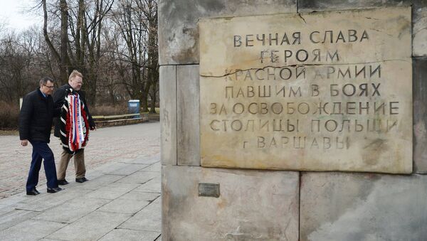 Возложение цветов на могилы советских солдат в Польше - Sputnik Беларусь