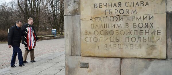 Возложение цветов на могилы советских солдат в Польше - Sputnik Беларусь