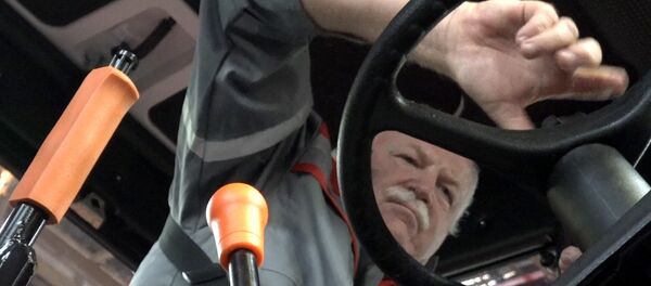 Иностранные туристы собрали трактор Беларус - Sputnik Беларусь