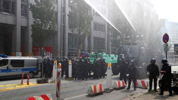 Правоохранительные органы ФРГ держат под контролем ситуацию в Гамбурге, где идут протесты против проведения саммита G20 - Sputnik Беларусь