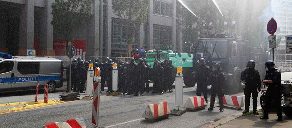 Правоохранительные органы ФРГ держат под контролем ситуацию в Гамбурге, где идут протесты против проведения саммита G20 Правоохранительные органы ФРГ держат под контролем ситуацию в Гамбурге, где идут протесты против проведения саммита G20 - Sputnik Беларусь