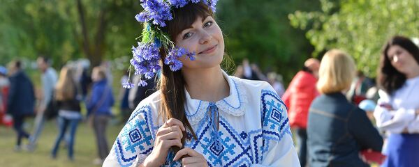 Педагог-арганізатар майстар-класа па пляценні вянкоў Яніна Таўтын - Sputnik Беларусь