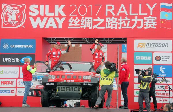 Пилоты на торжественном старте ралли Шелковый путь - 2017 на Красной площади в Москве - Sputnik Беларусь