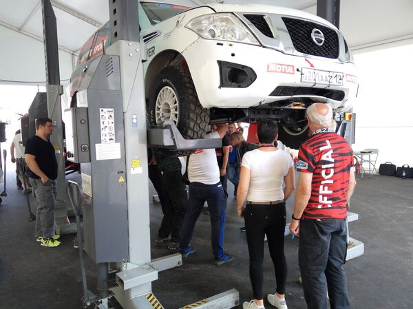 Подготовка автомобиля команды Aktau Motorsport  - Sputnik Беларусь