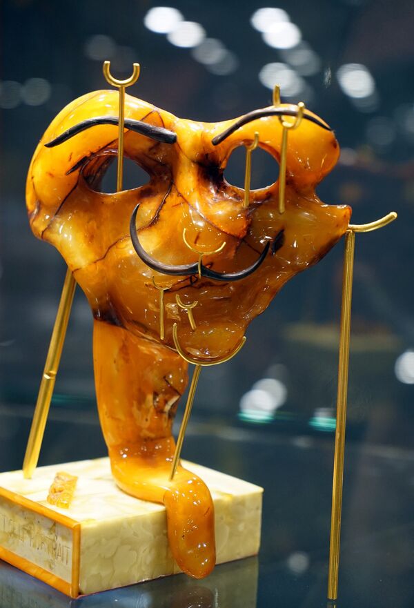 Выставка икон и скульптур из янтаря Александра Крылова - Sputnik Беларусь
