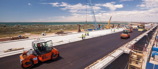 Укладка асфальта на Крымском мосту - Sputnik Беларусь