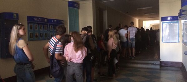 Очереди за сертификатами ЦТ в БГПУ - Sputnik Беларусь