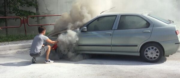 Видеофакт: Alfa Romeo тушили в Минске всем миром Видеофакт: Alfa Romeo тушили в Минске всем миром - Sputnik Беларусь