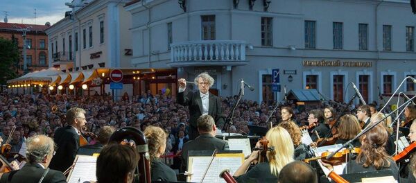 Класіка ля Ратушы: Дзяржаўны акадэмічны сімфанічны аркестр Рэспублікі Беларусь пад кіраўніцтвам галоўнага дырыжора Аляксандра Анісімава Класіка ля Ратушы: Дзяржаўны акадэмічны сімфанічны аркестр Рэспублікі Беларусь пад кіраўніцтвам галоўнага дырыжора Аляксандра Анісімава - Sputnik Беларусь