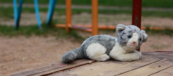 Плюшевая игрушка на детской площадке - Sputnik Беларусь