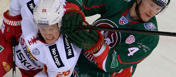 Владимир Денисов (справа) во время игры за Ак Барс - Sputnik Беларусь