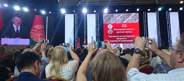 Александр Лукашенко выступает на Конгрессе русской прессы - Sputnik Беларусь