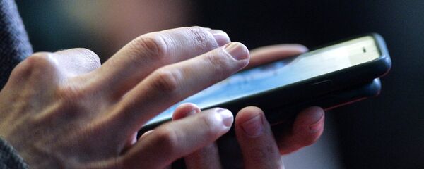Мужчына са смартфонам Мужчына са смартфонам - Sputnik Беларусь