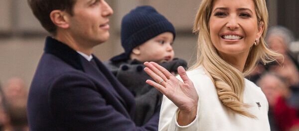 Дочь президента США Дональда Трампа Иванка Трамп с супругом Джаредом Кушнером и сыном - Sputnik Беларусь