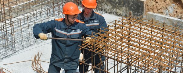 Строители создают каркас из арматуры, который потом будет залит бетоном - Sputnik Беларусь