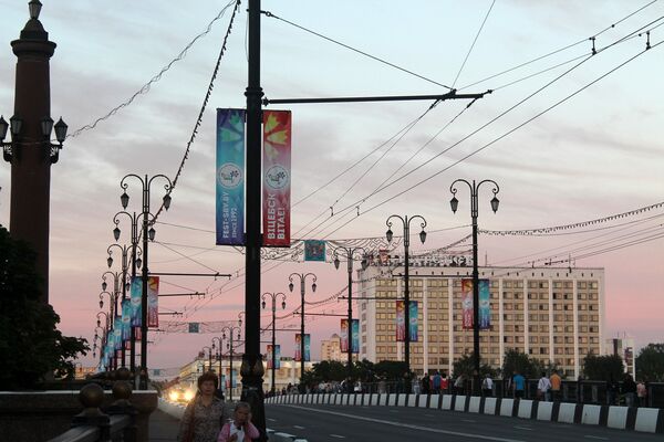 Всех гостей города на Кировском мосту, недалеко от вокзала, встречают баннеры, напоминающие о том, что сейчас идет Славянский базар - Sputnik Беларусь