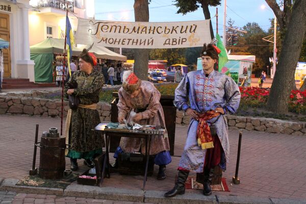 В этом году на Славянский базар приехало очень много кузнецов монет счастья - Sputnik Беларусь
