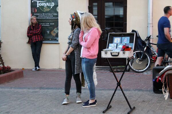 На улицах Витебска можно встретить людей в самых необычных образах - Sputnik Беларусь